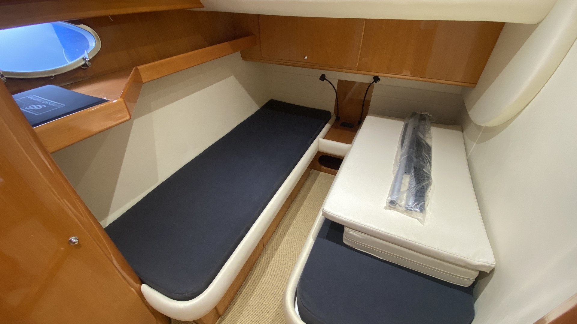 UNIESSE - 42 à vendre