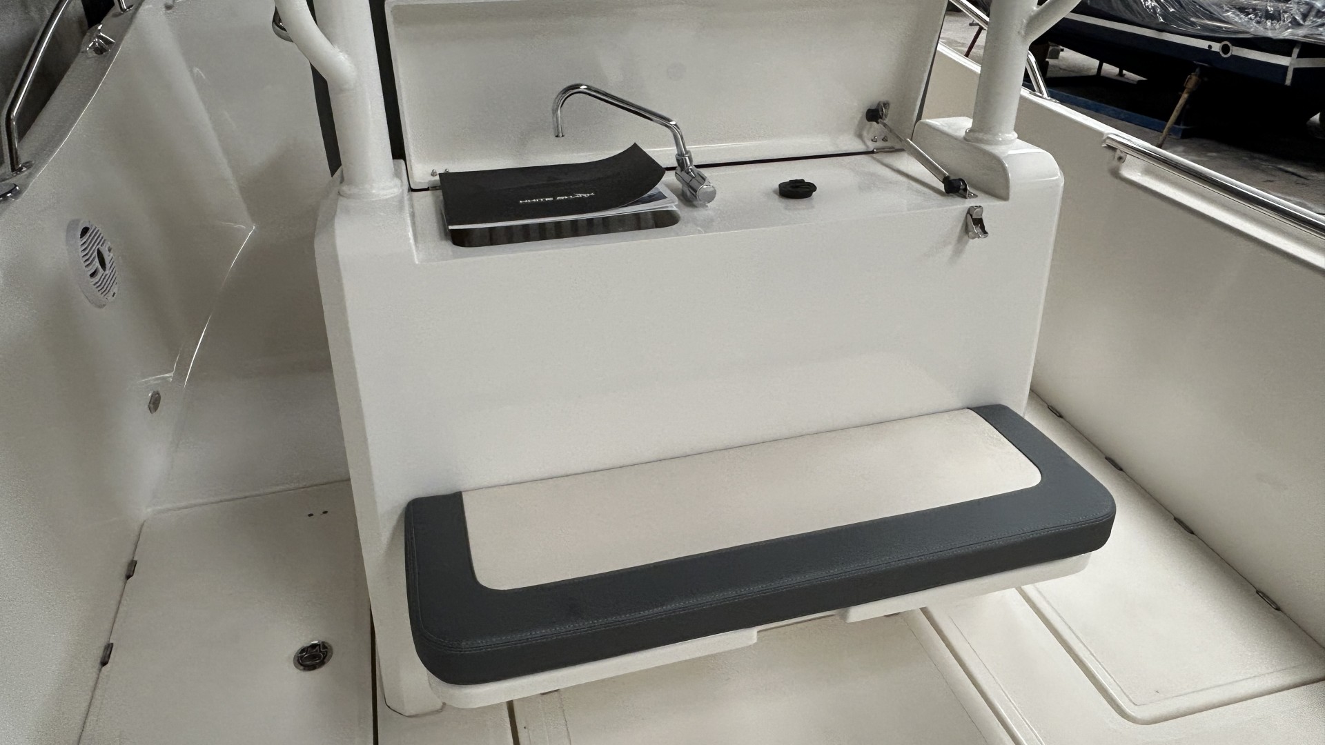 WHITE SHARK - 240CC à vendre