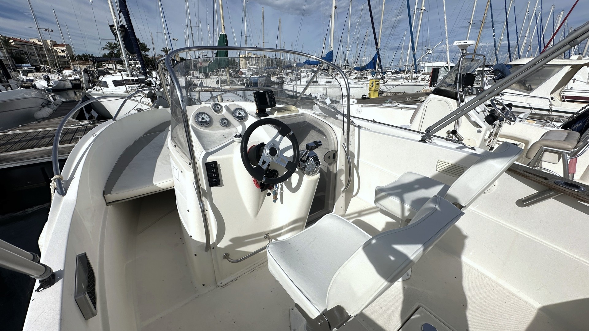 QUICKSILVER - 635 COMMANDER à vendre