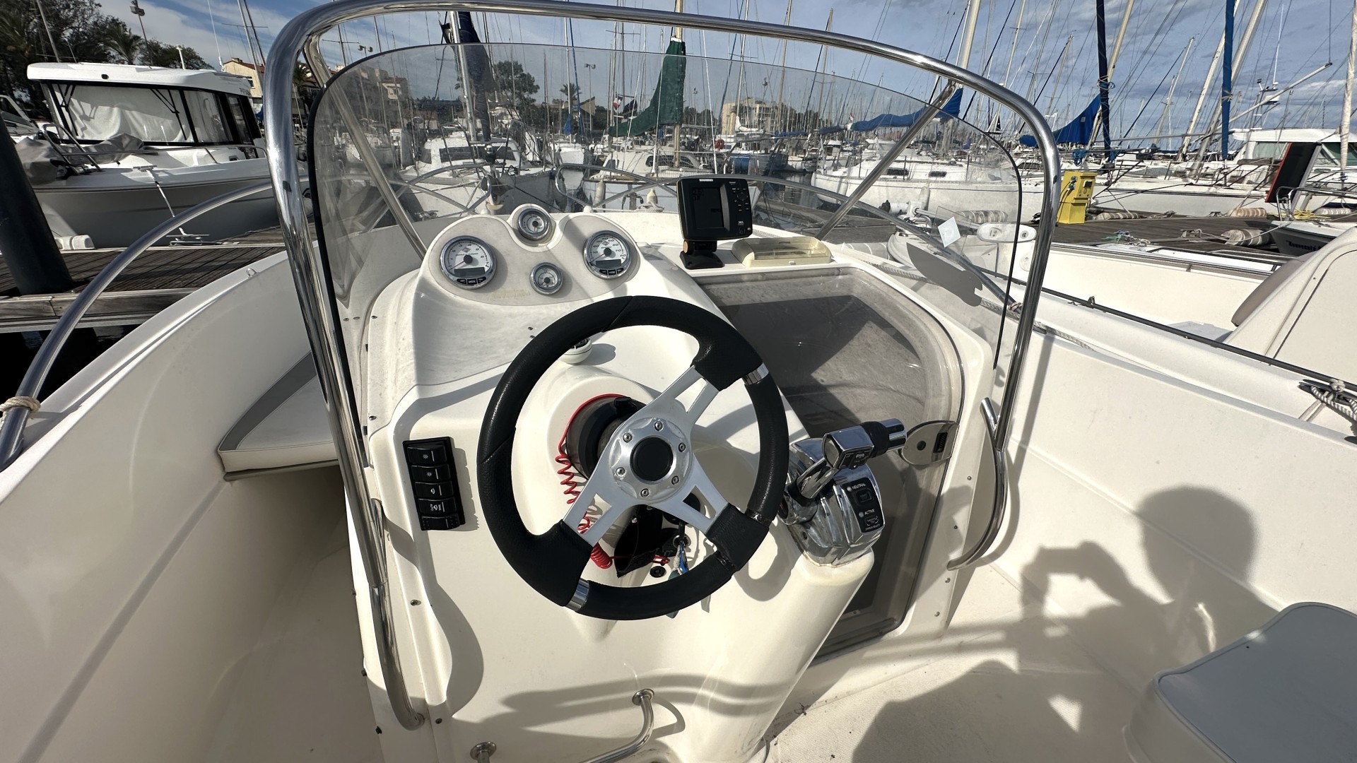 QUICKSILVER - 635 COMMANDER à vendre