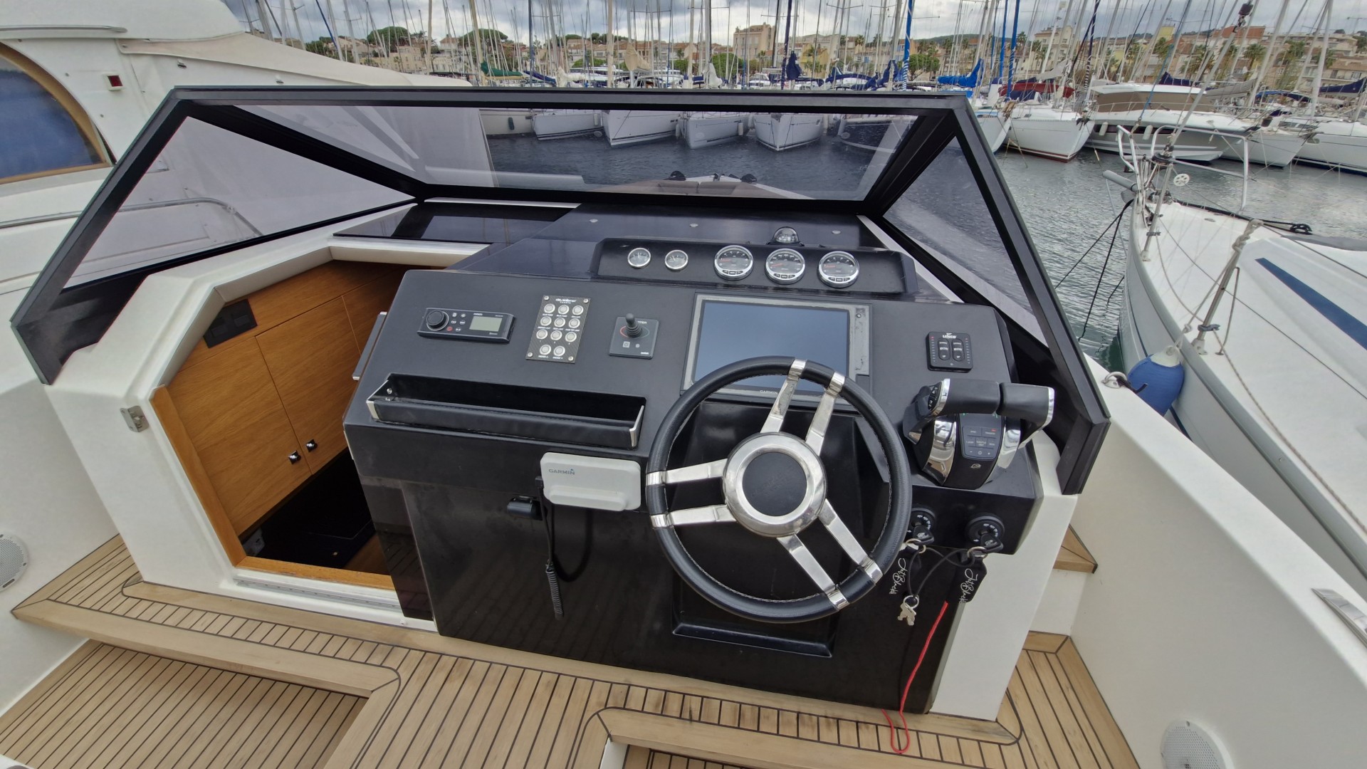 DE ANTONIO YACHTS - D33 CRUISER à vendre