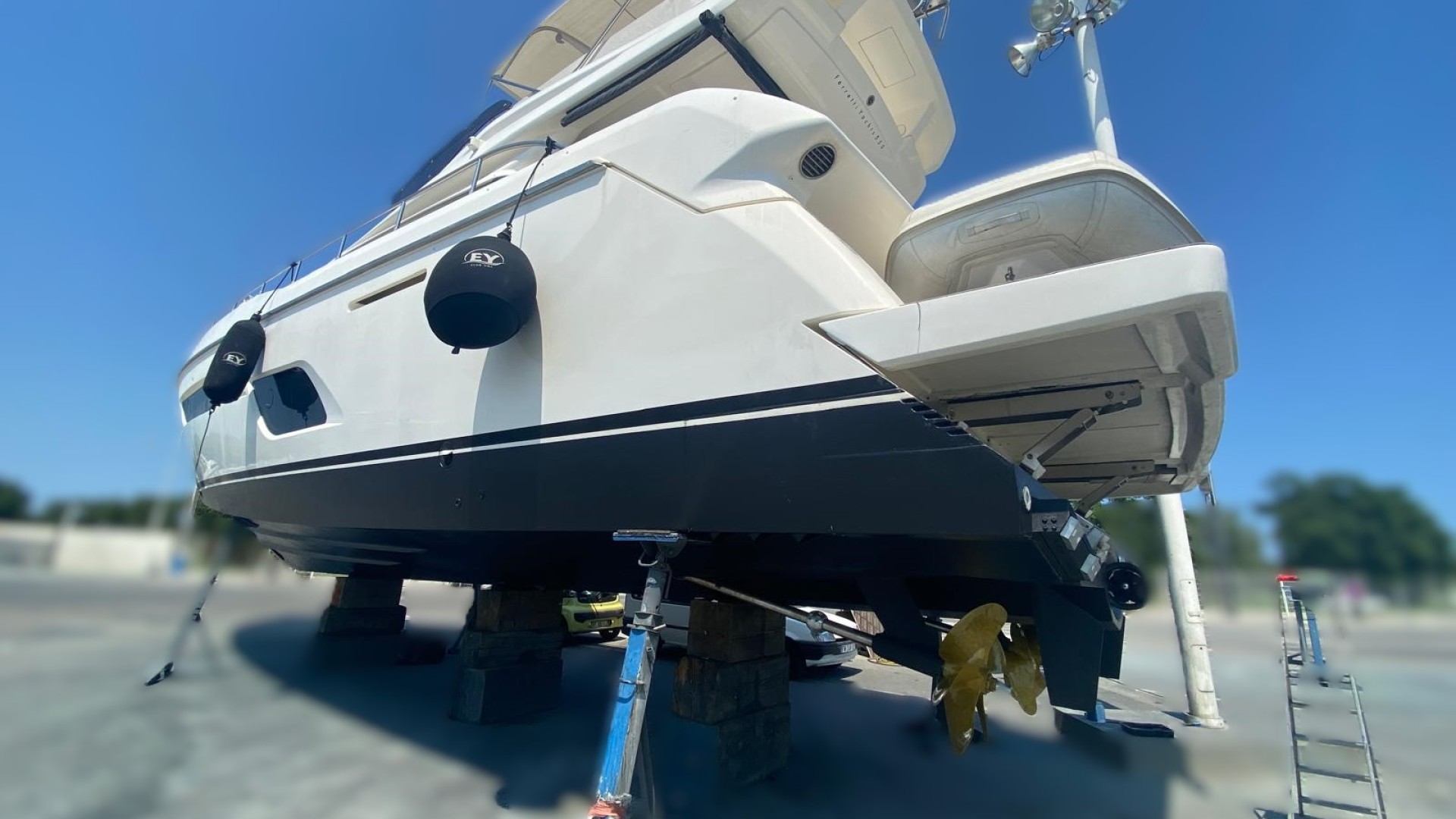 FERRETTI - 550 à vendre