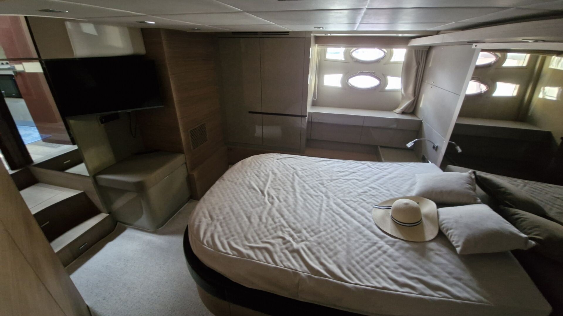 QUEENS - 54 à vendre